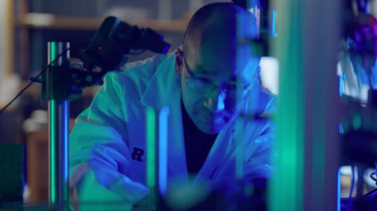 photo of Masashi in the wet lab