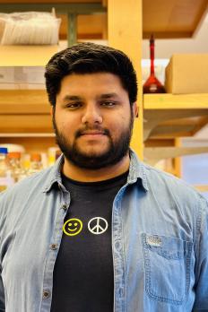 profile photo of Arjun in the lab