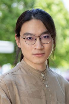 headshot of Zhihang outdoors