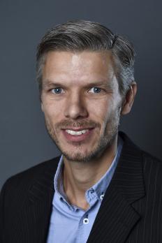 headshot of Jakob in front of grey background
