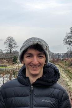 photo of Or in front of Kensignton Palace Garden