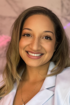 headshot of Victoria in front of light pink background